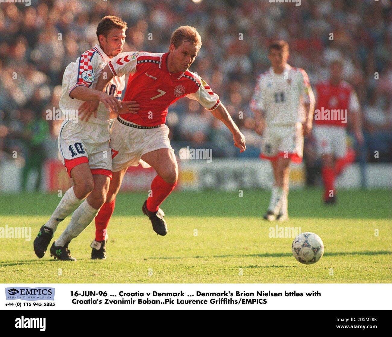 16-JUN-96... Croacia contra Dinamarca ... Brian Nielsen de Dinamarca se btttttttttles con Zvonimir Boban de Croacia Foto de stock