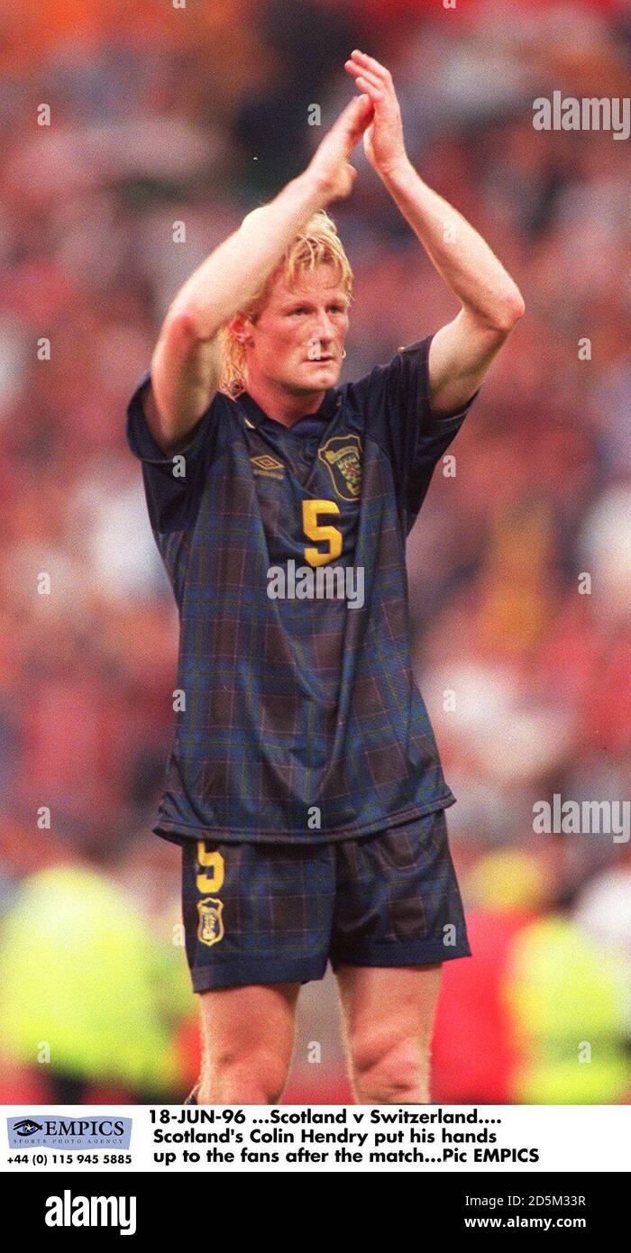 18-JUN-96 ...Escocia contra Suiza. Colin Hendry, de Escocia, puso las manos a los fans después del partido Foto de stock