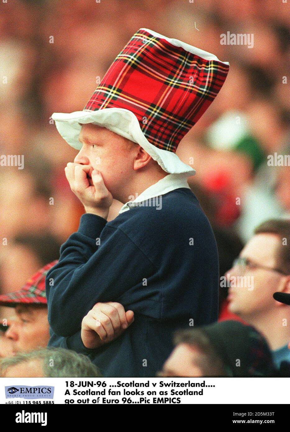 18-JUN-96 ...Escocia contra Suiza. Un fan de Escocia mira como Escocia sale de la Eurocopa 96 Foto de stock