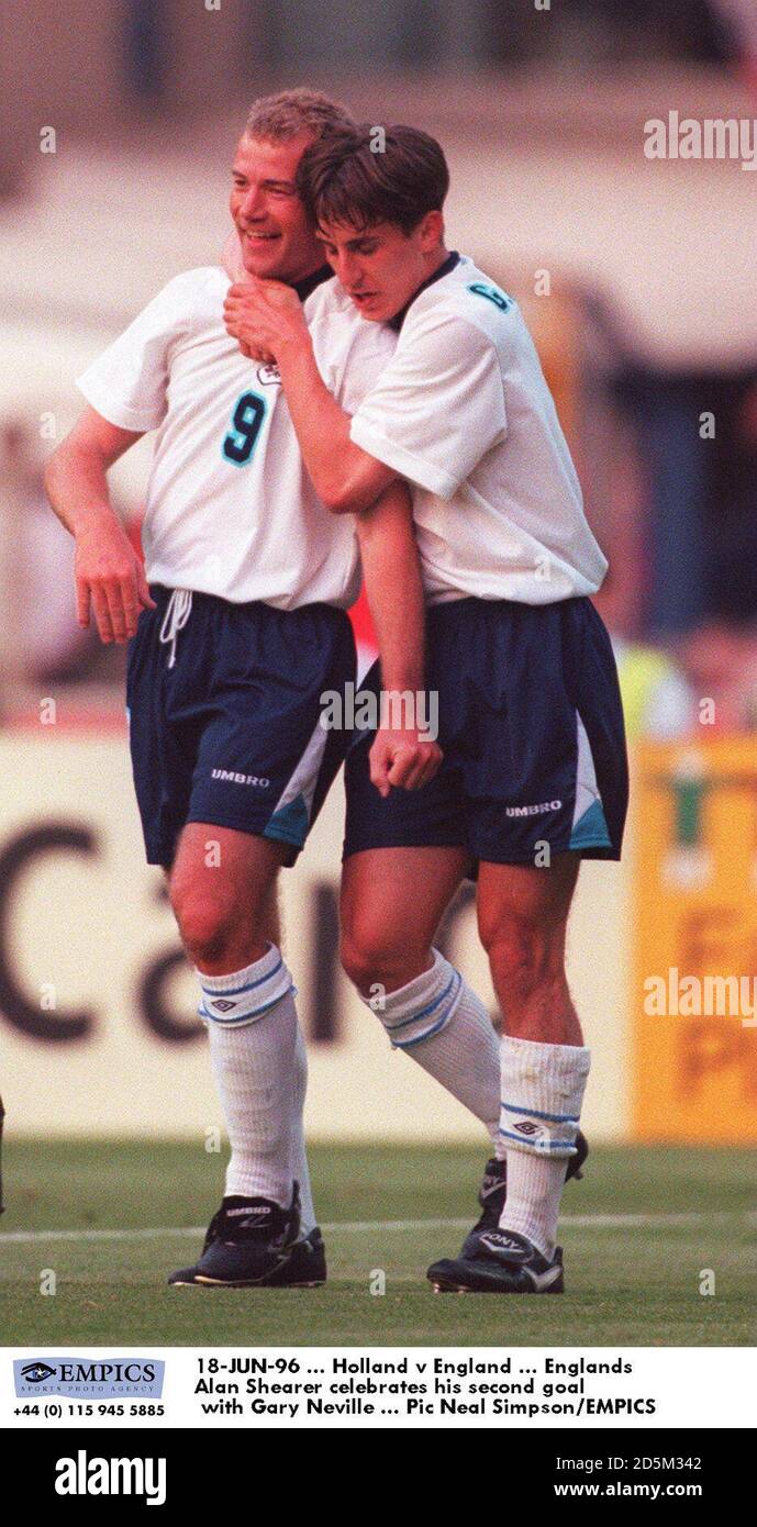 18-JUN-96... Holanda contra Inglaterra... Englands Alan Shearer celebra su segundo gol con Gary Neville Foto de stock