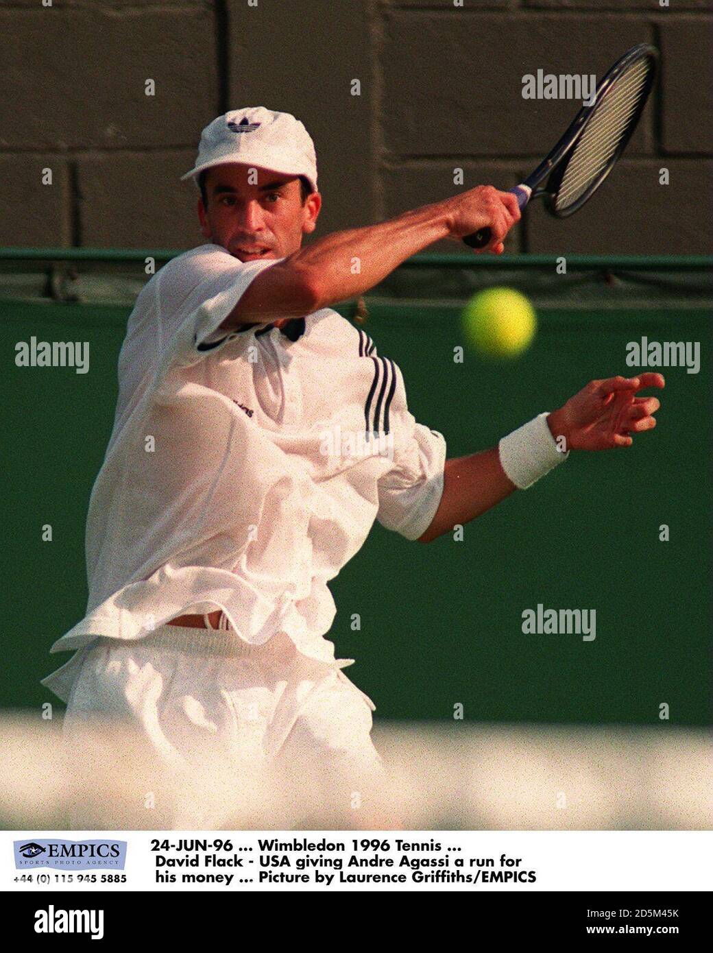 24-JUN-96... Wimbledon 1996 Tenis... Doug Flach (EE.UU.) dando a Andre Agassi una carrera por su dinero ... Foto de Laurence Griffiths/EMPICS Foto de stock