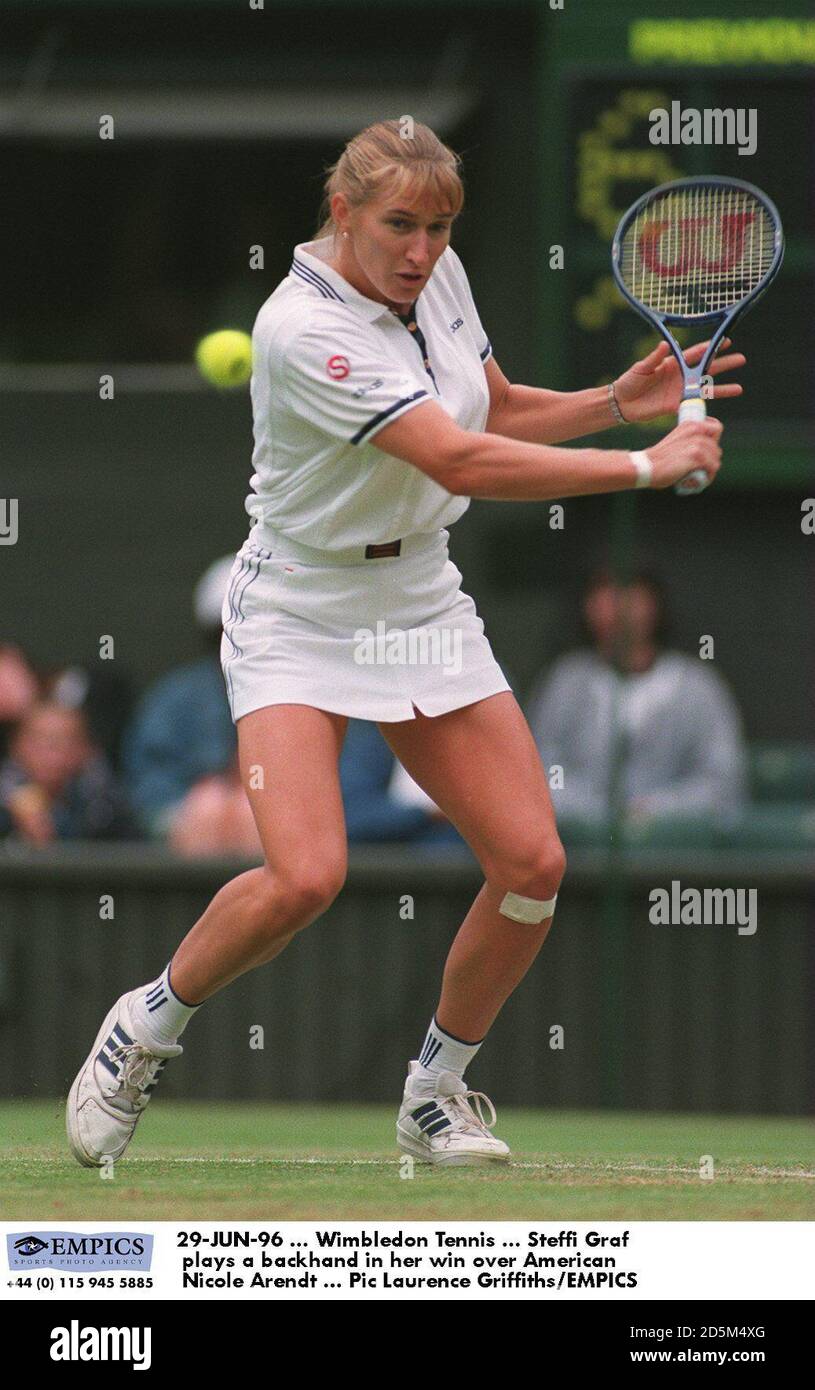 29-JUN-96... Tenis Wimbledon... Steffi Graf juega un revés en su victoria sobre la estadounidense Nicole Arendt Foto de stock