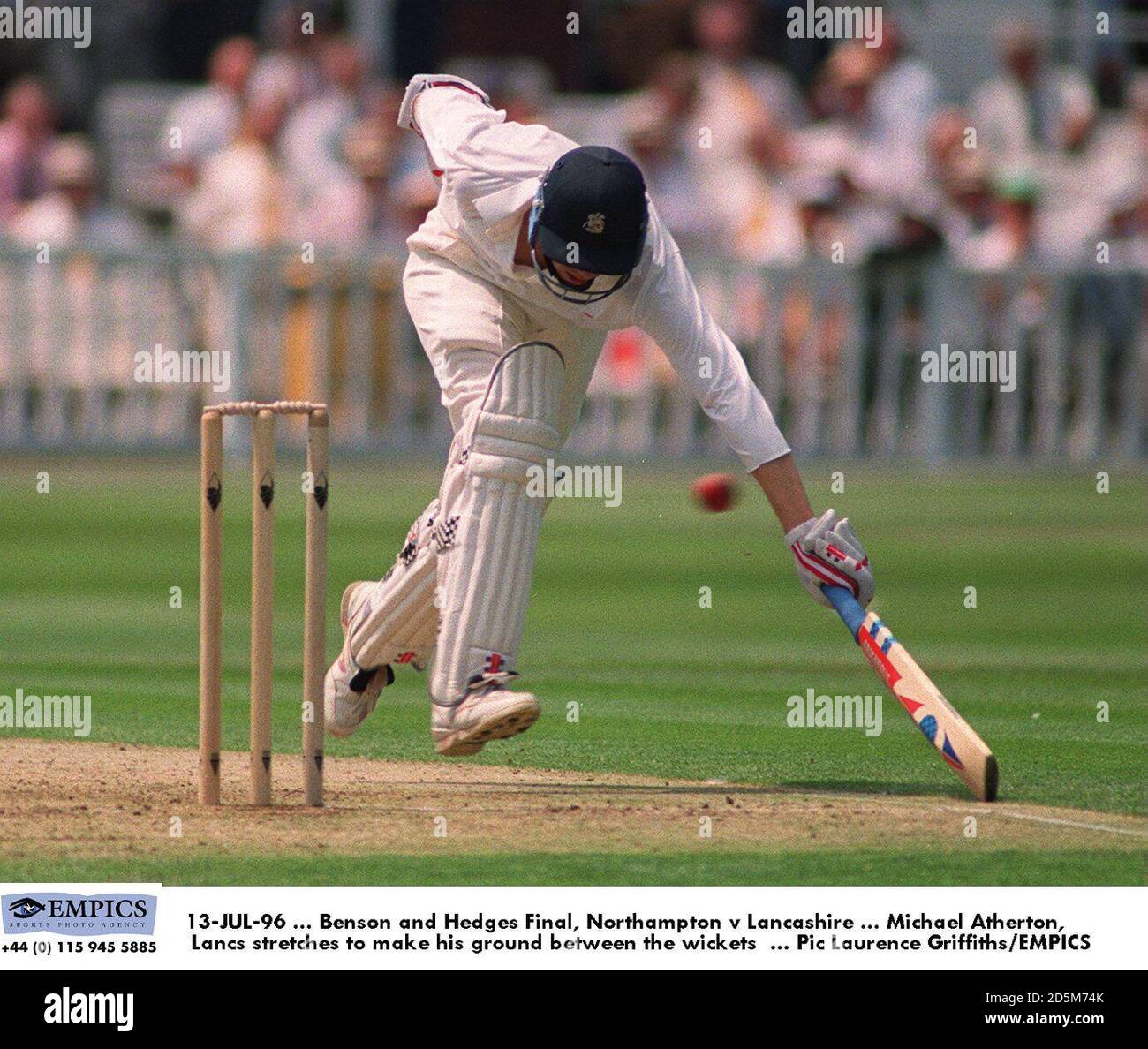 13-JUL-96... Benson y Hedges final, Northampton v Lancashire ... Michael Atherton, Lancs se extiende para hacer su tierra entre los wickets Foto de stock