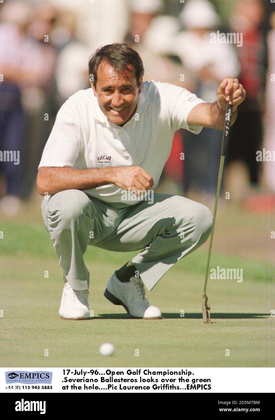 17-Julio-96. Open Golf Championship. Severiano Ballesteros mira sobre el verde en el agujero Foto de stock