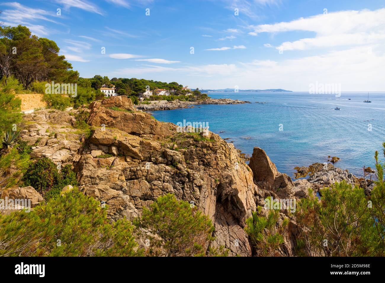 Vista de la costa desde el camino que recorre el mar hasta la cala de Sa Conca, Sant Feliu de Guixols, Costa Brava, Cataluña, España Foto de stock