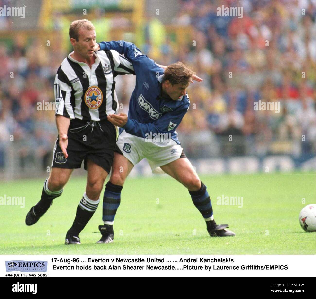 Andrei Kanchelskis Everton retiene a Alan Shearer Newcastle Foto de stock