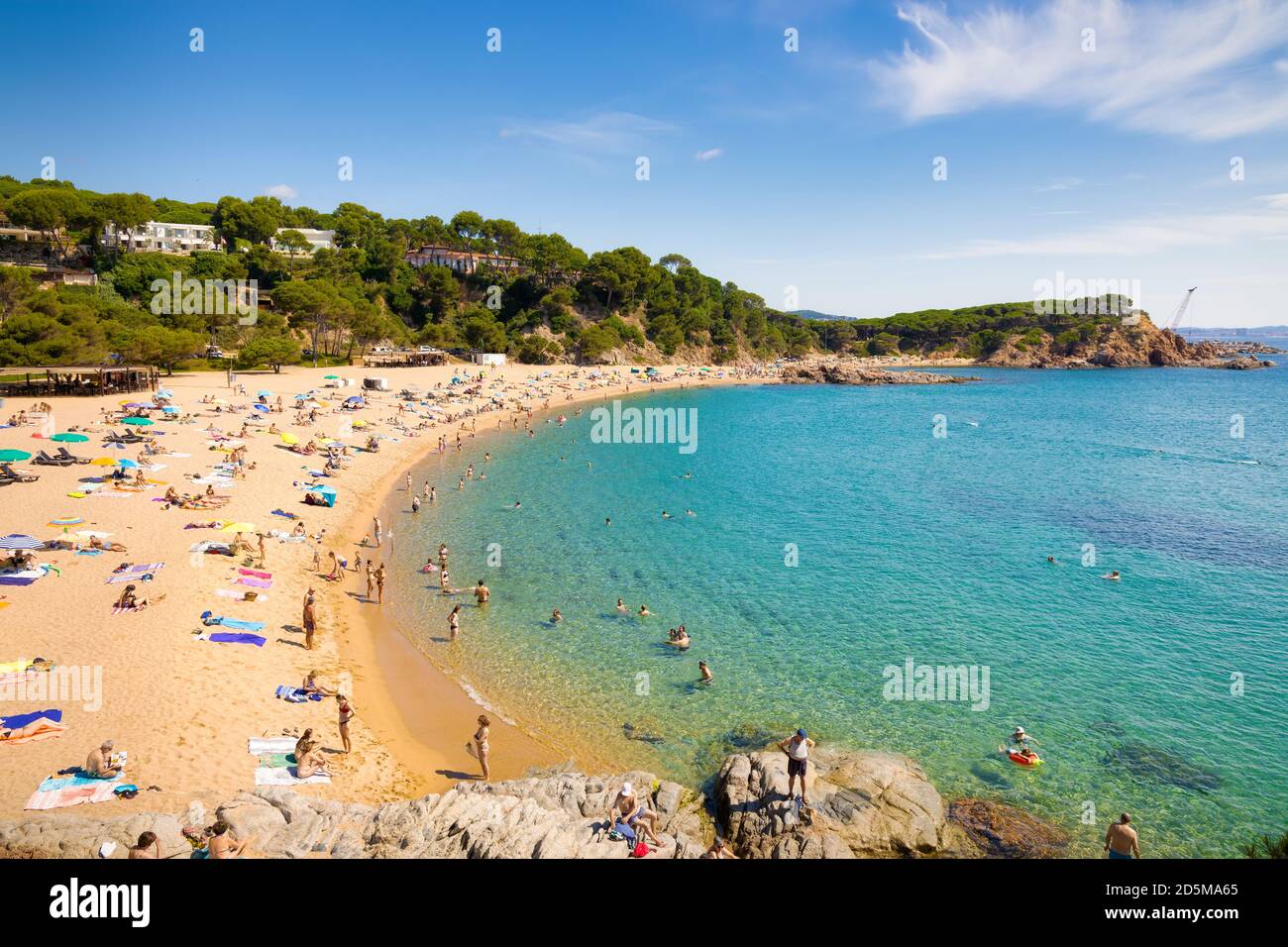 Vista panorámica de la playa de Sa Conca desde la ruta costera. Sant Feliu de Guixols, Costa Brava, Cataluña, España Foto de stock