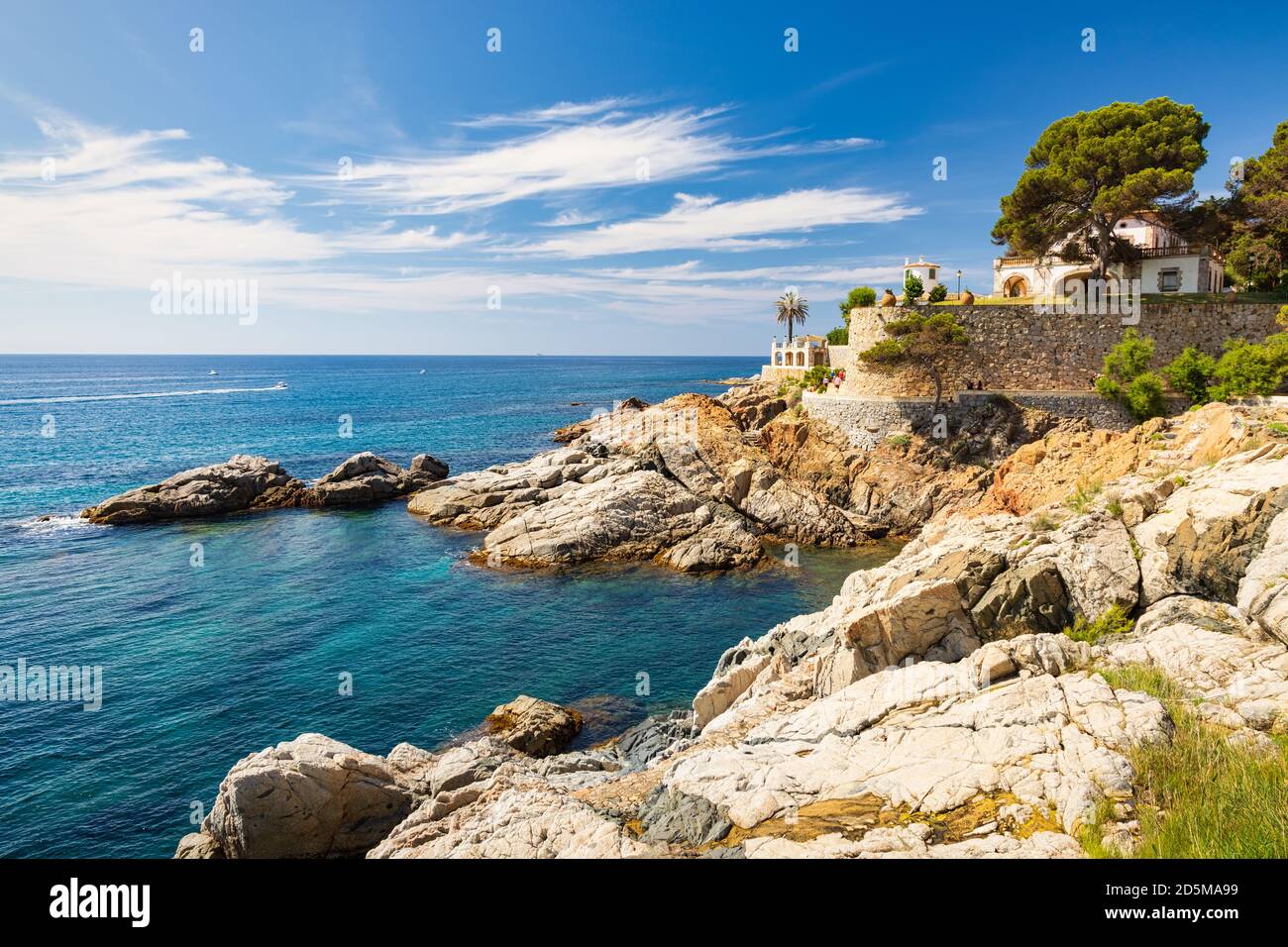 Hermosas vistas de la costa desde el camino costero de Sa Conca hasta Platja d'Aro. Sant Feliu de Guixols, Costa Brava, Cataluña, España Foto de stock