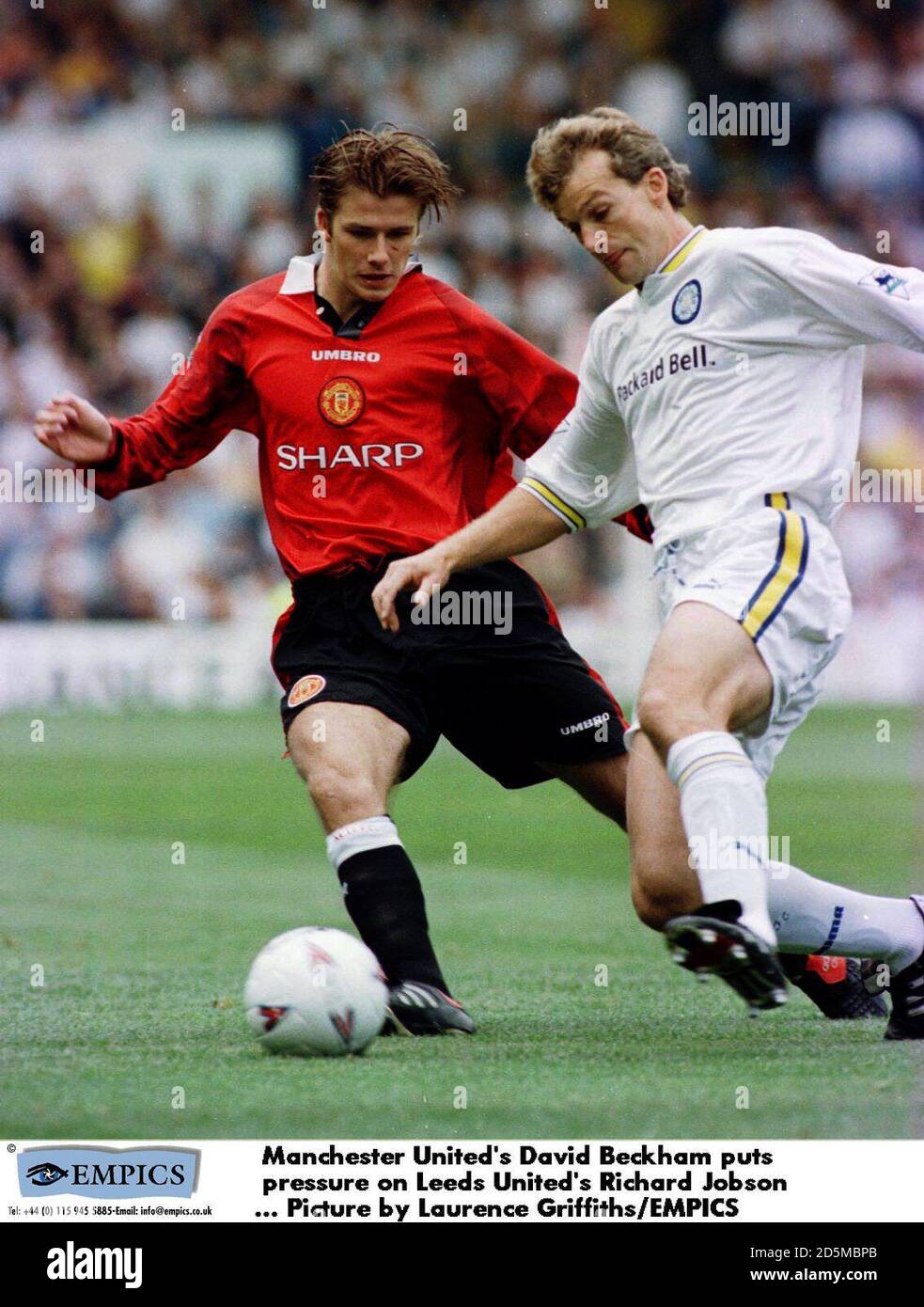 David Beckham, de Manchester United, ejerce presión sobre Richard, de Leeds United Jobson Foto de stock