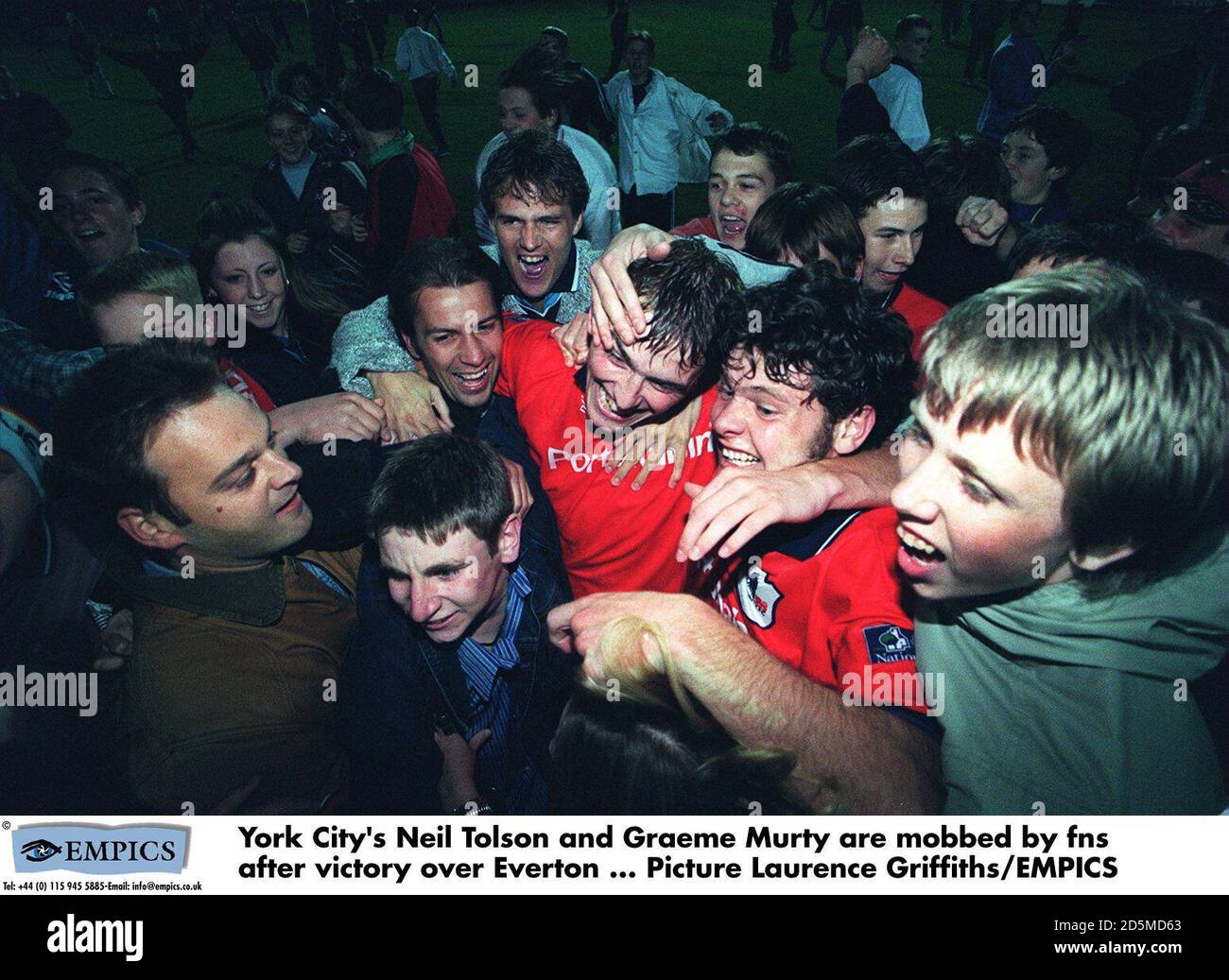 Neil Tolson y Graeme Murty de la ciudad de York son mobbed por los fans después de la victoria sobre Everton ... Imagen Laurence Griffiths/EMPICS Foto de stock