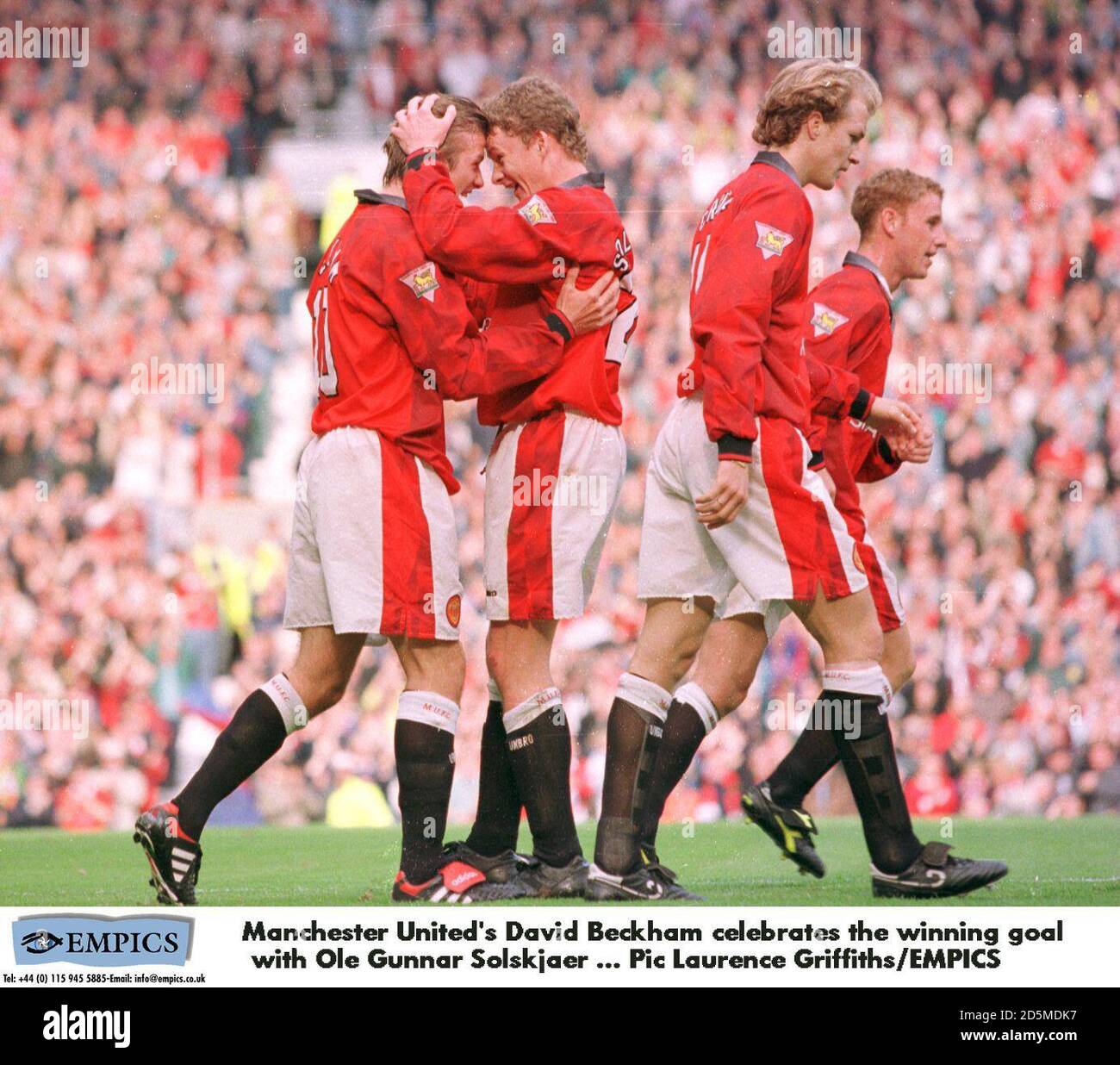 David Beckham, de Manchester United, celebra el gol ganador con Ole Gunnar Solskjaer Foto de stock