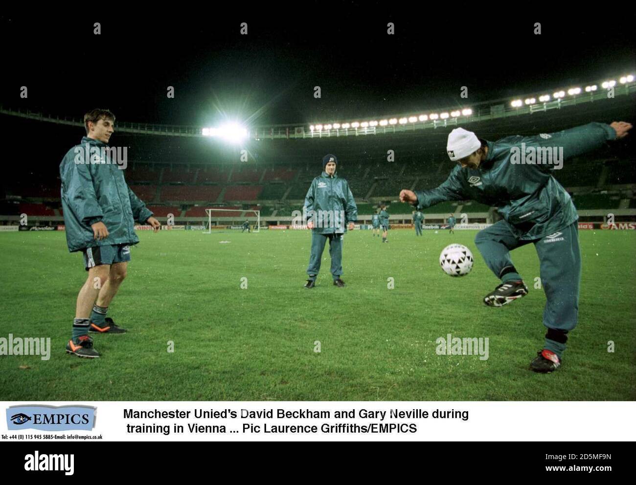 David Beckham y Gary Neville del Manchester United durante el entrenamiento en Viena Foto de stock