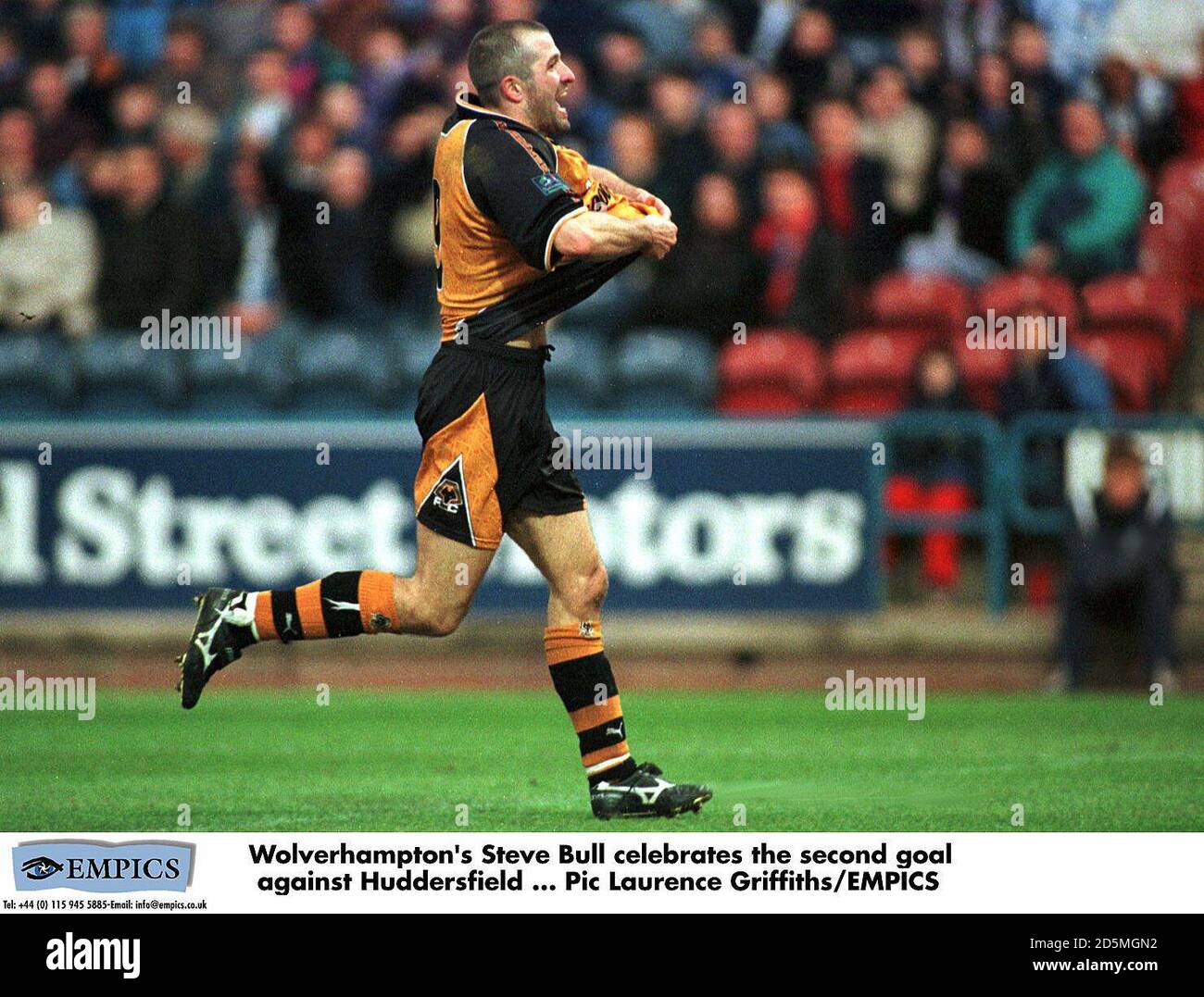 Steve Bull de Wolverhampton celebra el segundo gol contra Huddersfield Foto de stock