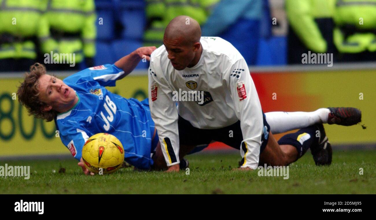 Jimmy Bullard de Wigan Athletic se enreda con Clarke Carlisle de Leeds United Foto de stock
