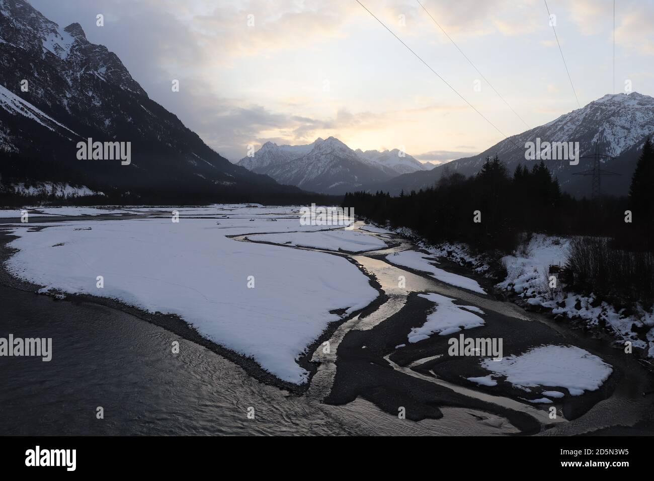 El hielo fluye y la nieve en el río Foto de stock