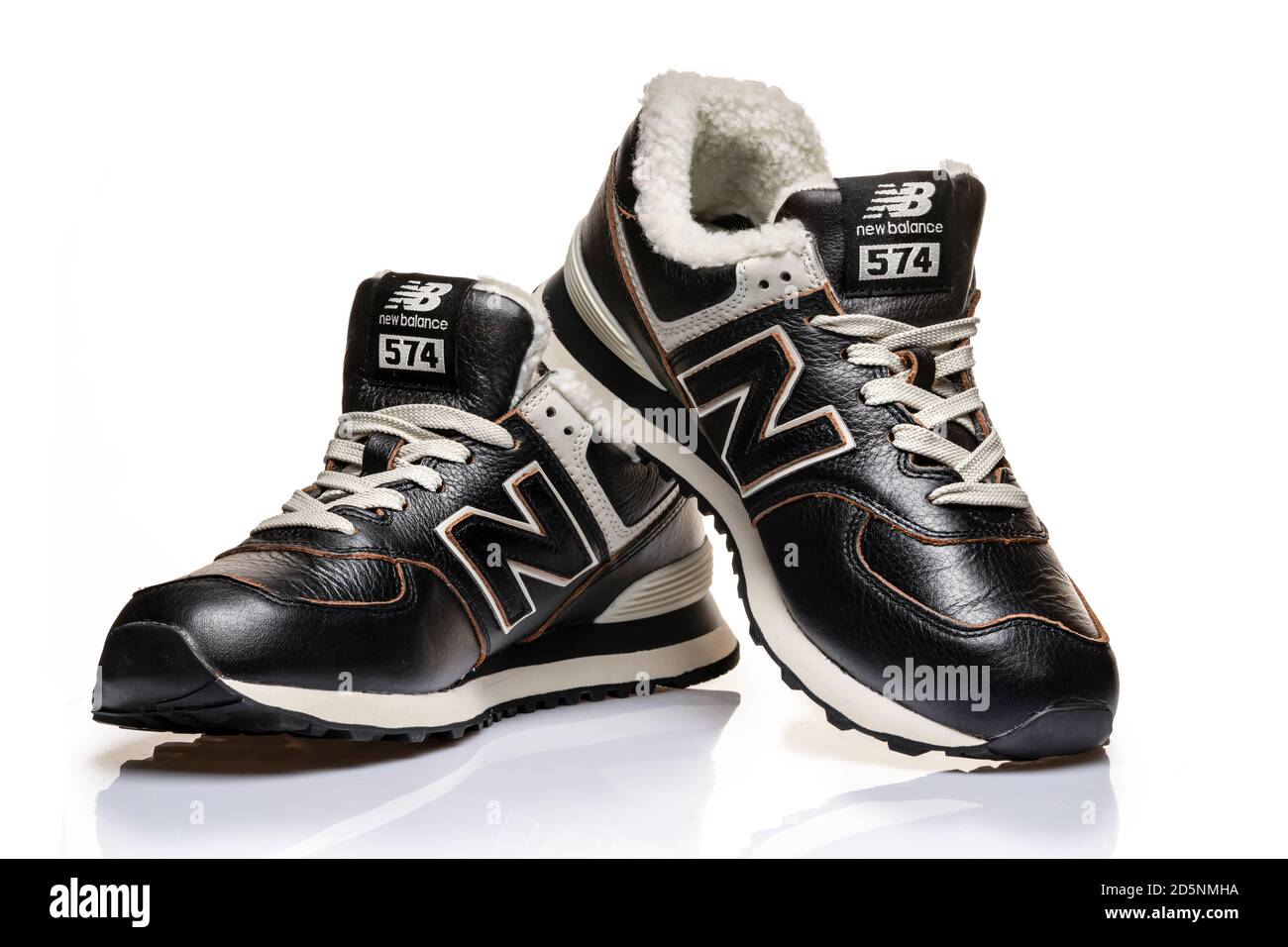 New Balance zapatillas, zapatos de entrenamiento, calzado de vestir casual  mostrar en la tienda de deportes Fotografía de stock - Alamy