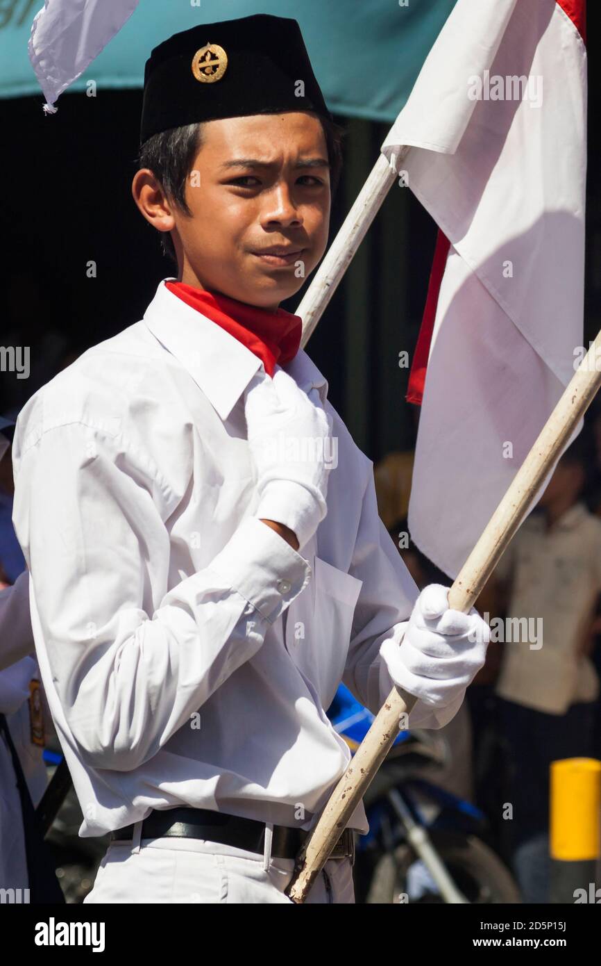 Retrato de un joven vestido con un uniforme blanco marchando en un desfile del día de la Independencia, Java, Indonesia Foto de stock
