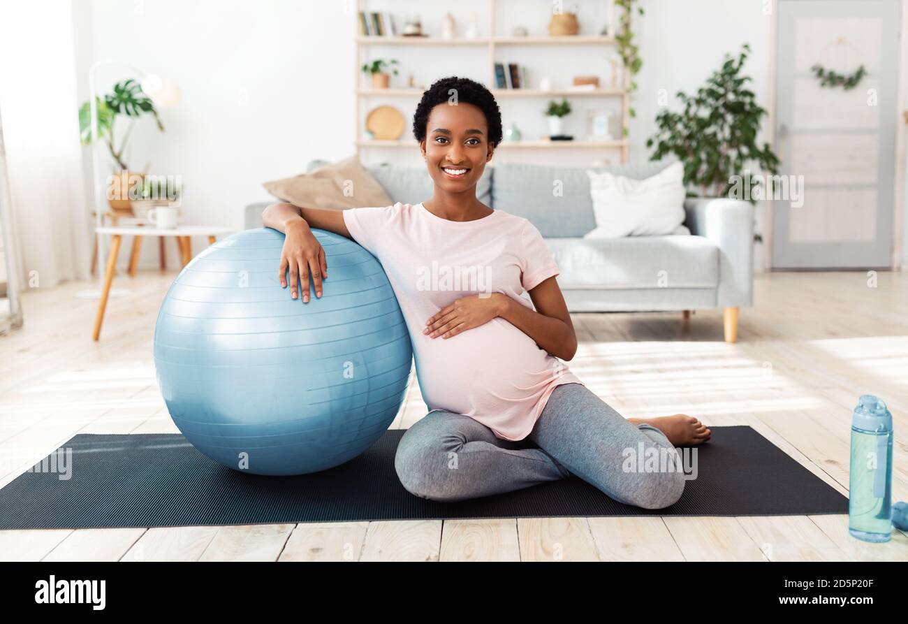 joven embarazada haciendo ejercicios de yoga en una pelota en forma.  Ejercicios con pelota de estabilidad. ejercicio y fitness, concepto de  embarazo. ilustración vectorial plana. 7900302 Vector en Vecteezy