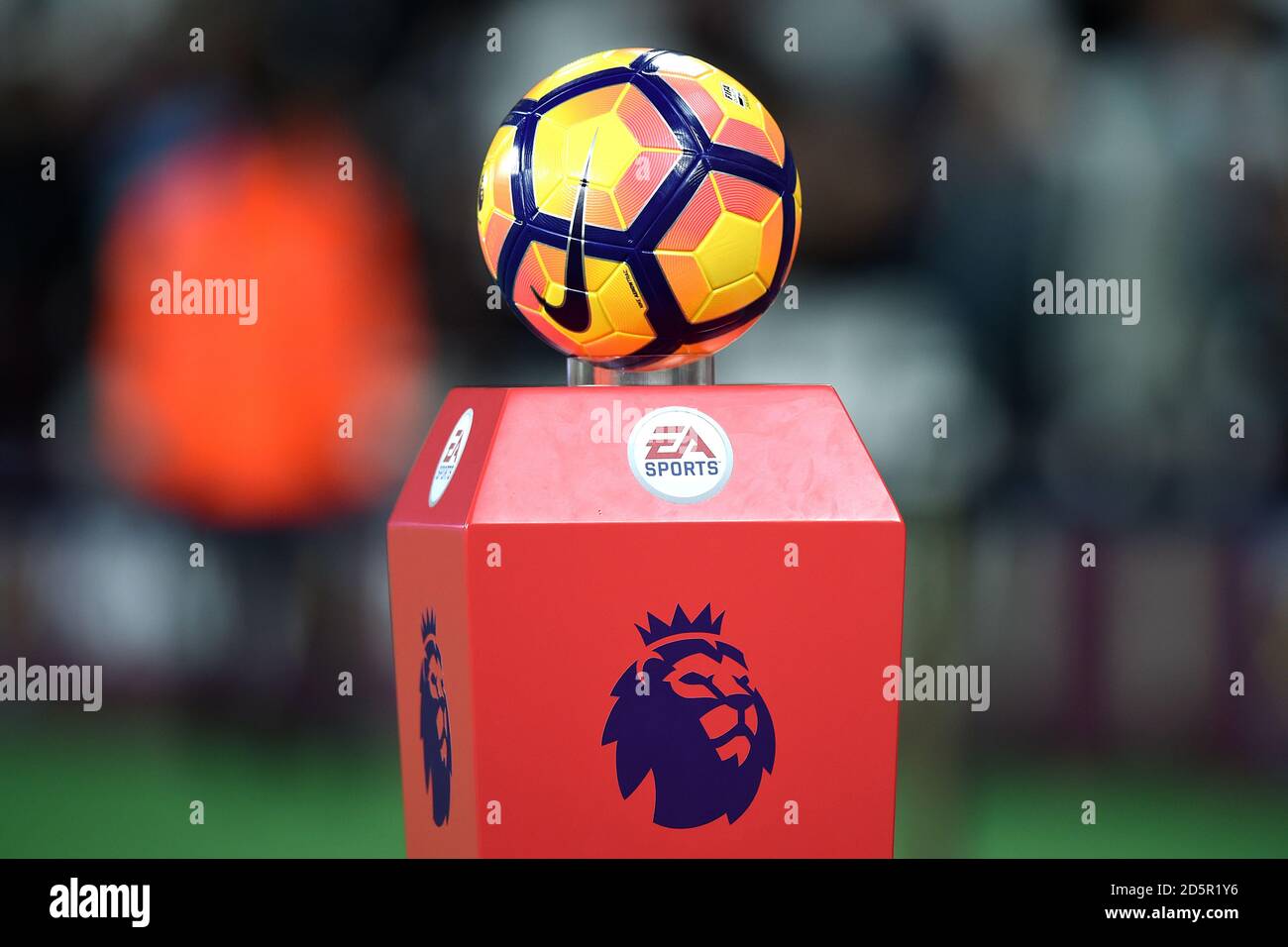 Detalle del balón oficial de la Premier League, las Nike Ordem 4 Fotografía  de stock - Alamy