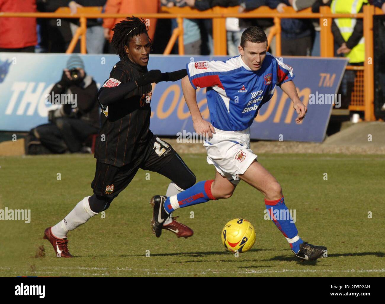 Jason Norville de Barnett y Paul Arnison de Carlisle United. Foto de stock