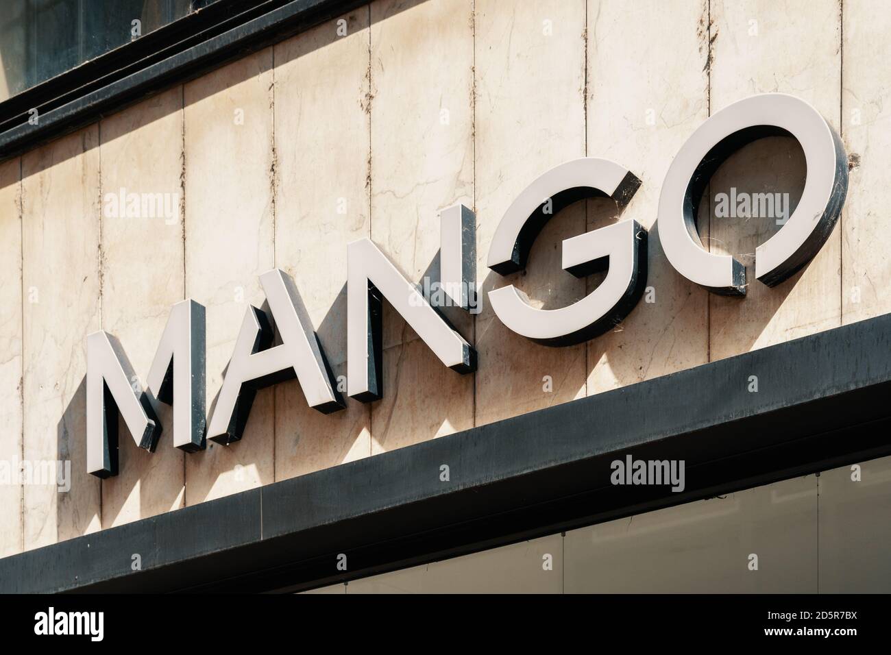 Mango logo de la tienda. Mango es la empresa española de diseño y  fabricación de ropa, fundada en Barcelona. Milán, Italia - 29.12.2019  Fotografía de stock - Alamy
