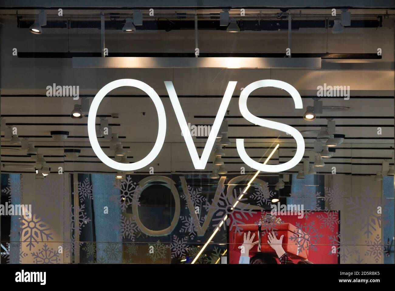 OVS logo y escaparate de la tienda. OVS el mayor minorista de ropa de Italia, esparcido por todo el mundo. Bergamo, Italia - 29.12.2019 de stock - Alamy