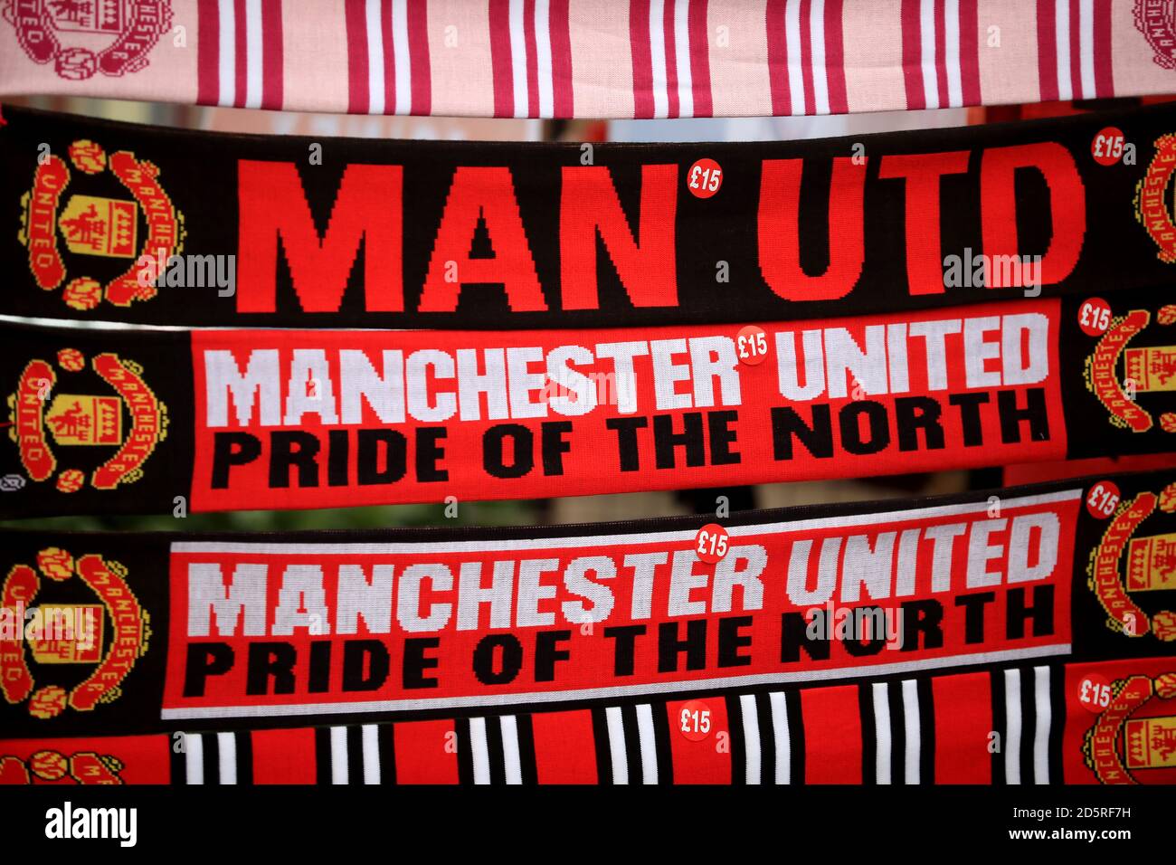 Manchester United bufandas a la venta Fotografía de stock - Alamy
