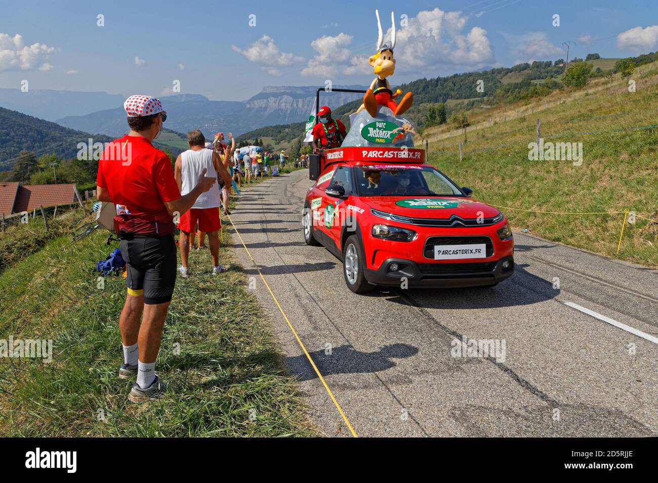 REVEL, FRANCIA, 15 de septiembre de 2020 : espectadores y caravana anunciante en el Tour de Francia carreteras. Tour de Francia ha sido descrito como el mo del mundo Foto de stock