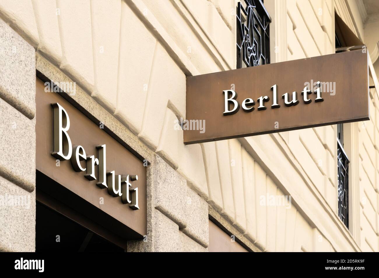 Calle colgada montada en la pared. Berluti es una Marca de lujo que fabrica  y vende zapatos y botas para hombre. Milán, Italia - 01.09.2020 Fotografía  de stock - Alamy