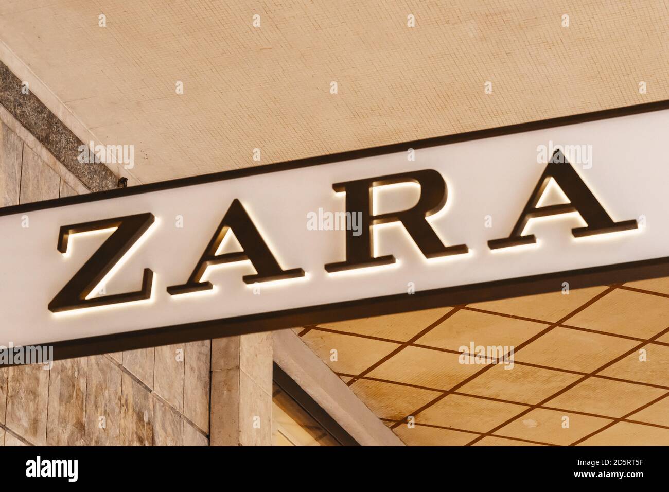 Logotipo de la Marca Zara de la tienda. Zara se especializa en moda rápida,  y los productos incluyen ropa, accesorios, traje de baño, belleza y  perfumes. Milán Fotografía de stock - Alamy