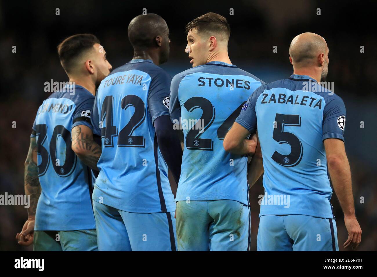 L-R) Nicolas Otamendi, Yaya Toure, John Stones y Pablo Zabaleta de  Manchester City forman una pared Fotografía de stock - Alamy