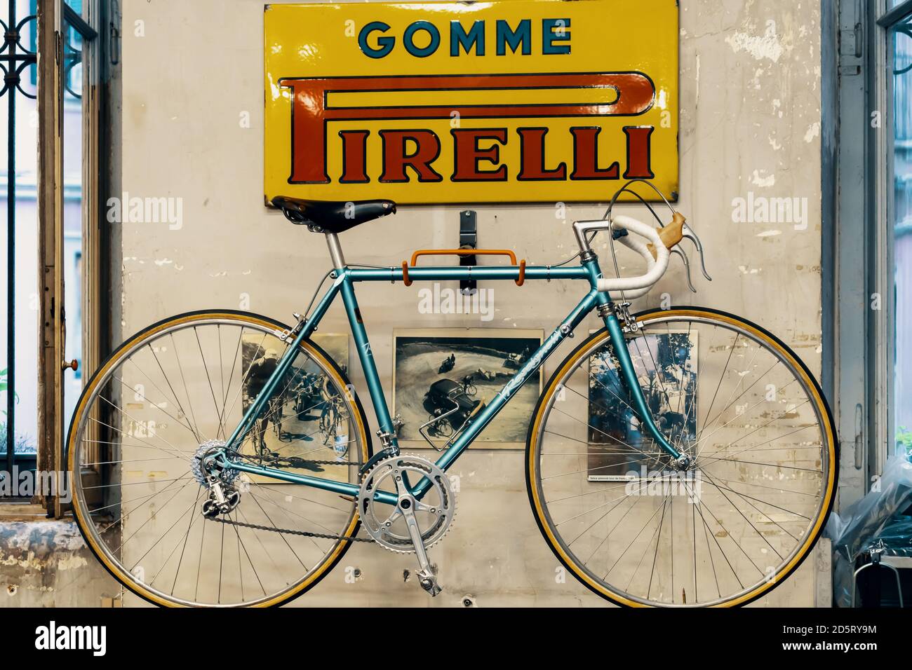Logo Pirelli en la pared, bicicleta en tienda de bicicletas. Pirelli es una empresa multinacional italiana, centrada en el negocio de consumo. Milán, Italia - 28 Foto de stock