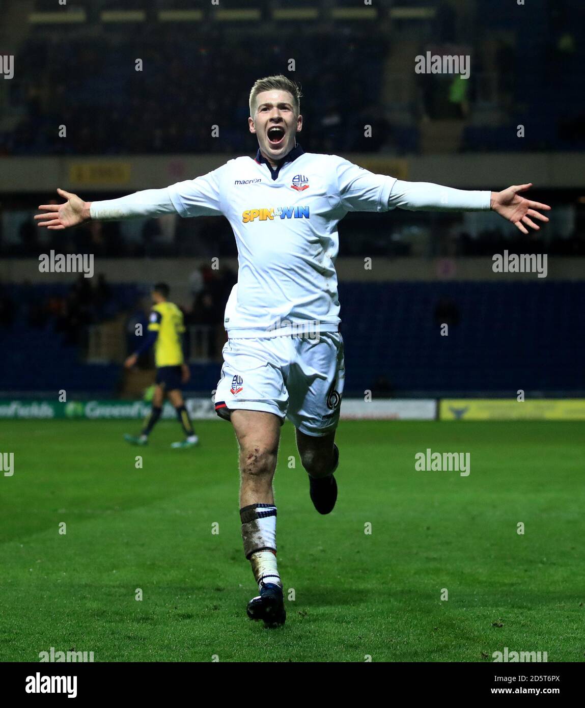 Josh vela, de Bolton Wanderers, celebra el cuarto gol de su lado del juego  Fotografía de stock - Alamy