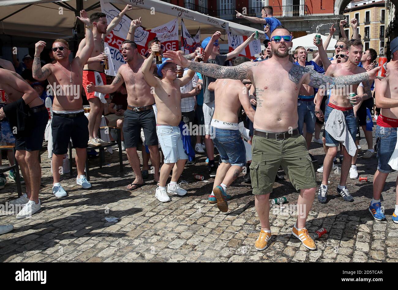Los fans de Leicester City muestran su apoyo en la Plaza mayor del partido Foto de stock