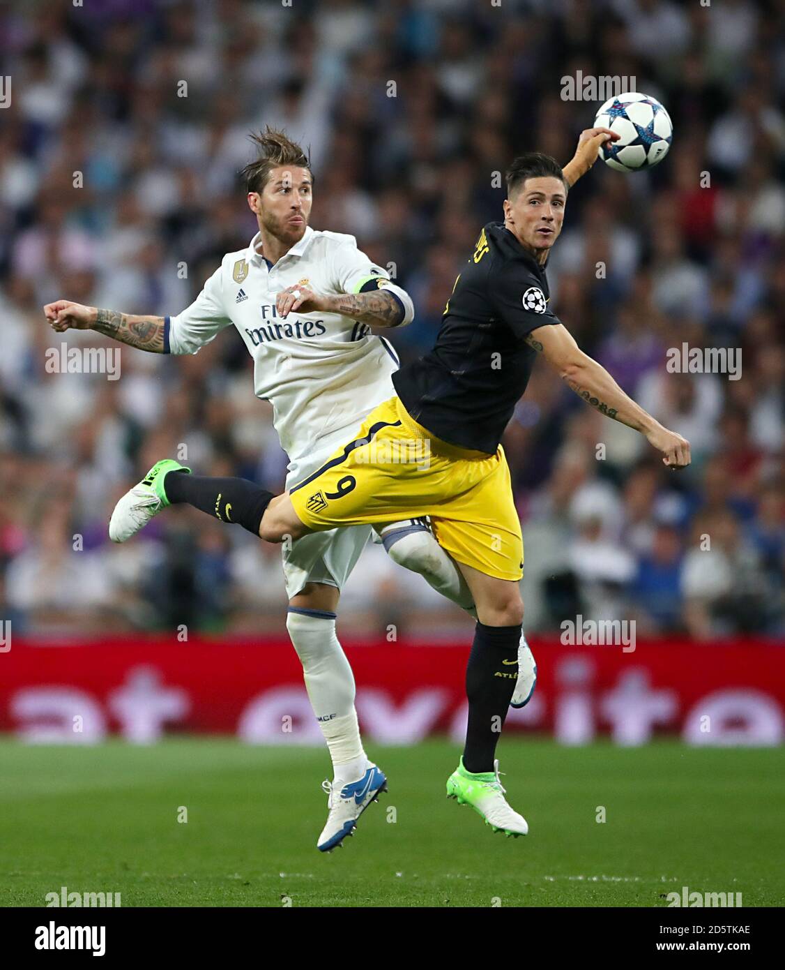Sergio Ramos del Real Madrid (izquierda) y Fernando Torres del Atlético de  Madrid batalla por la pelota Fotografía de stock - Alamy