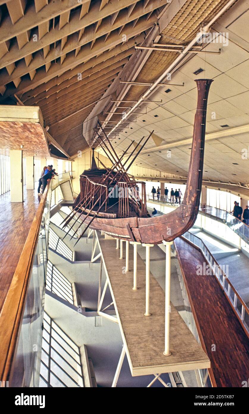 La Khufu o Keops intacto barco barco de tamaño completo del Antiguo Egipto muestra en el Museo del Barco Solar de Giza en el complejo de la pirámide de Giza El Cairo Egipto Foto de stock