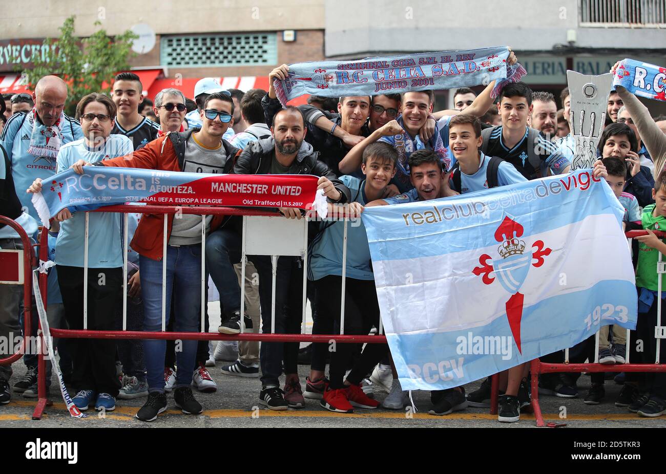 Celta Vigo fuera del Estadio Municipal de Balaidos antes del juego Foto de stock