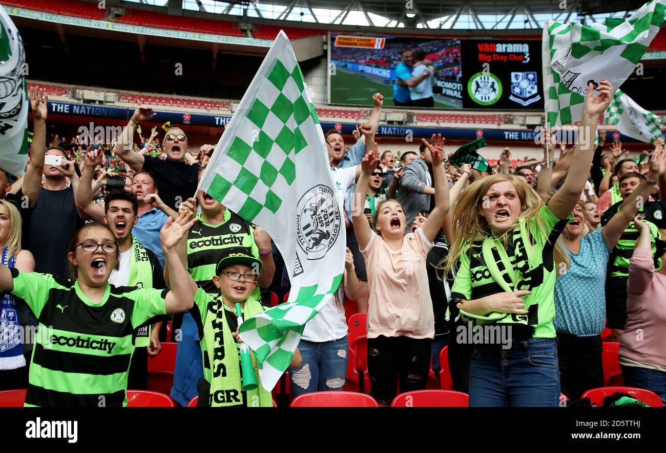 Los fans de Forest Green Rovers Fotografía de stock - Alamy