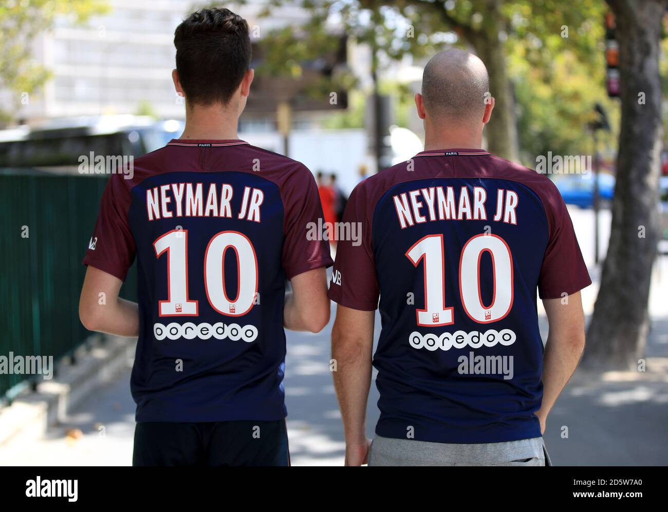 Los fans de Paris Saint-Germain visten camisas con el nuevo nombre de Neymar  en la espalda antes del partido Fotografía de stock - Alamy