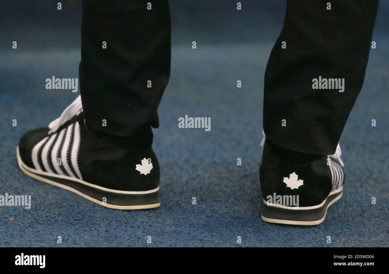 Detalle de las zapatillas del gerente de Manchester City Pep Guardiola  Fotografía de stock - Alamy