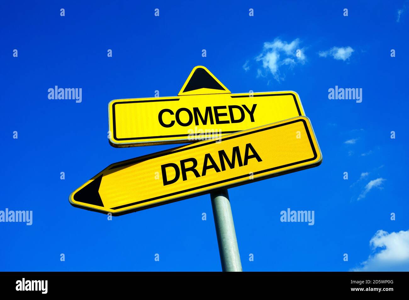Comedia vs Drama - señal de tráfico con dos opciones - elegir un tema serio y pesado vs divertido y ligero argumento de juego en el teatro o película en el cin Foto de stock