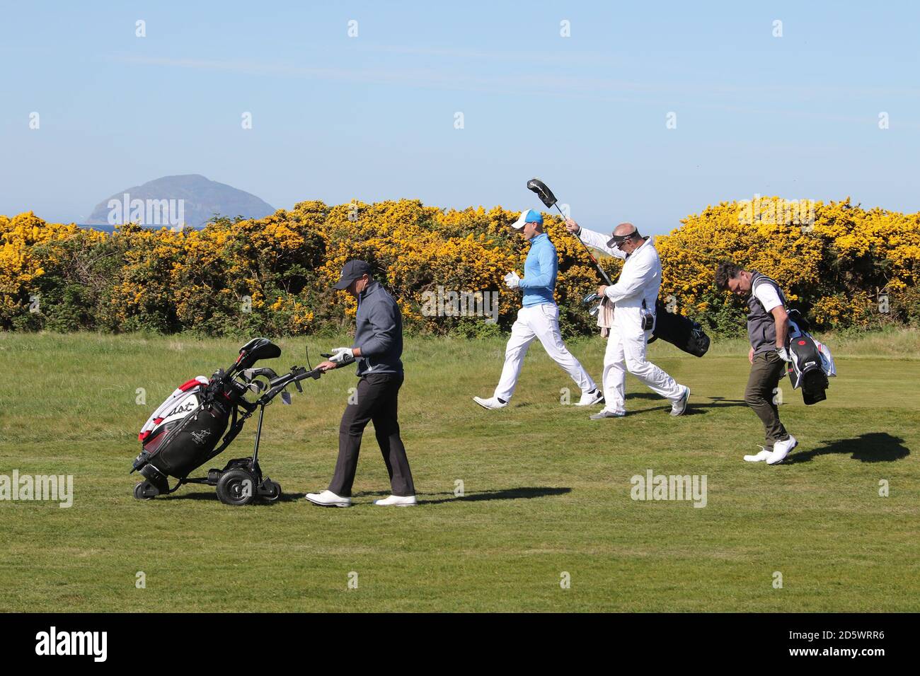 El campo de golf Trump Turnberry primero tee una licencia de cuatro bolas El tee con Ailsa Craig en el fondo Foto de stock
