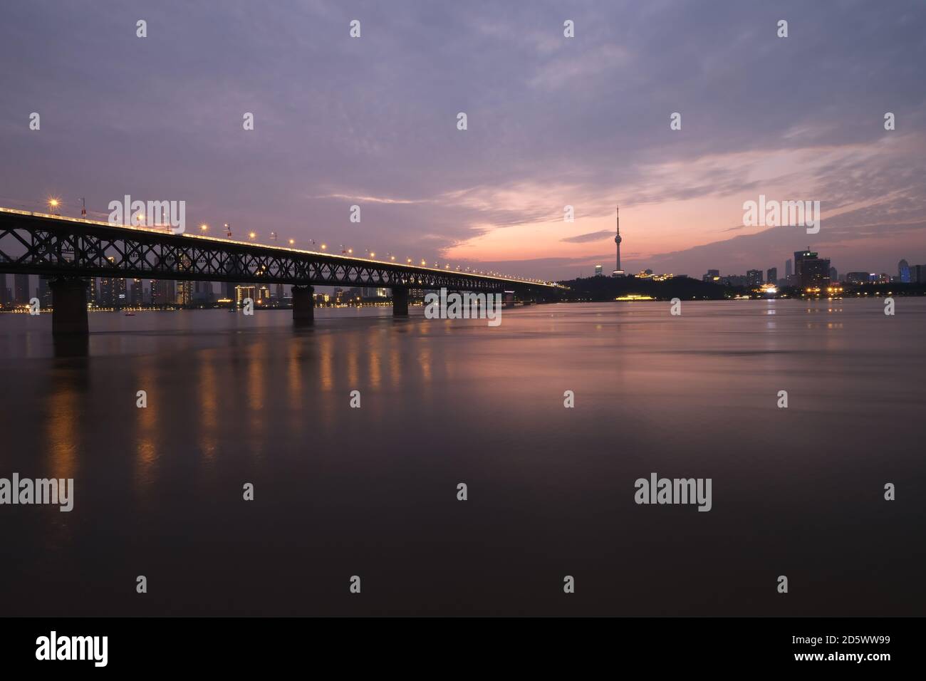 Puesta de sol del puente del río Wuhan Yangtze. Punto de referencia de Wuhan,Hubei,China. Hermosa hora azul de famoso monumento chino Foto de stock