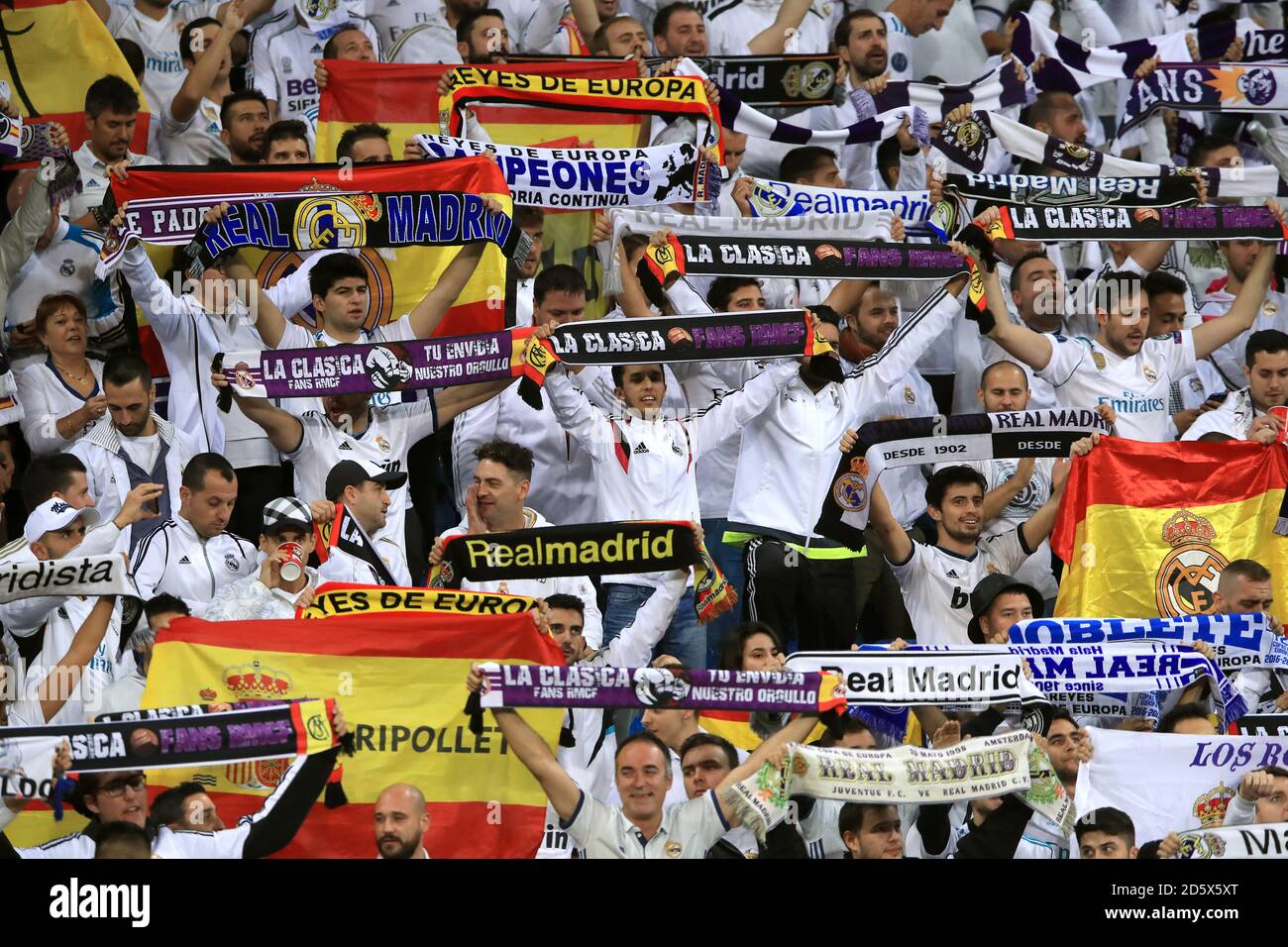 Los fans del Real Madrid sostienen bufandas para mostrar su apoyo en los  stands Fotografía de stock - Alamy