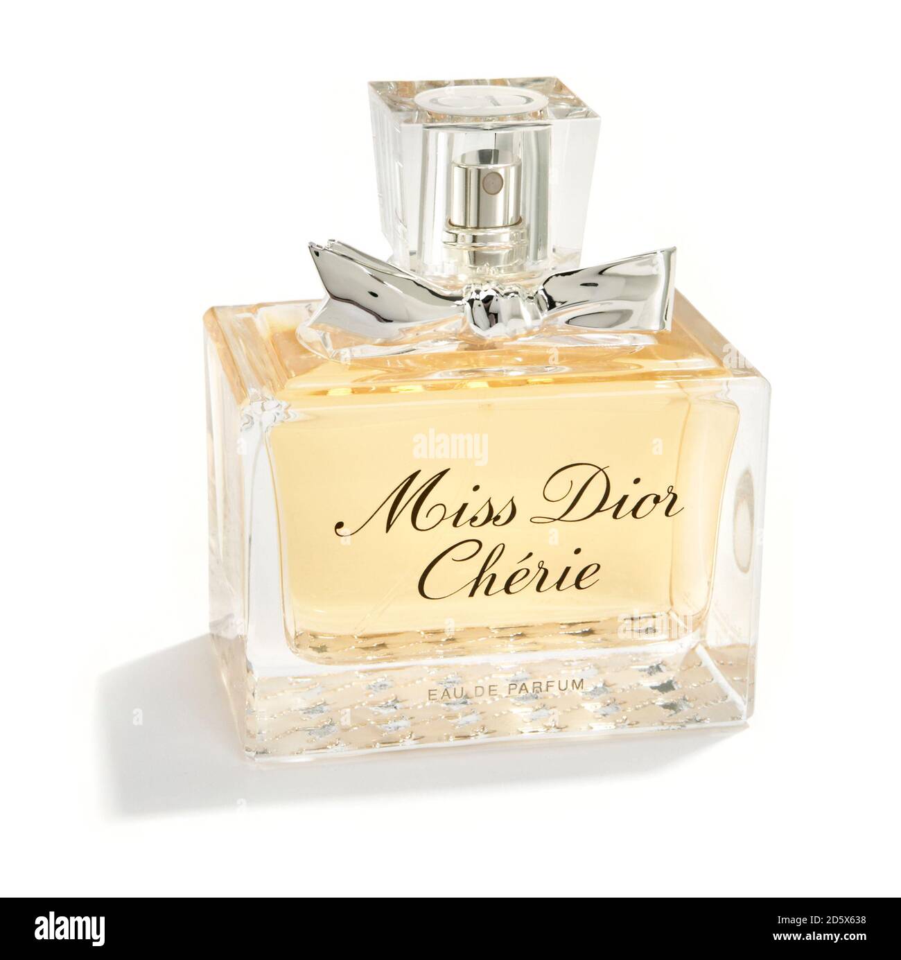 Miss Dior Cherie botella de perfume con un arco de plata fotografiado sobre  un fondo blanco Fotografía de stock - Alamy