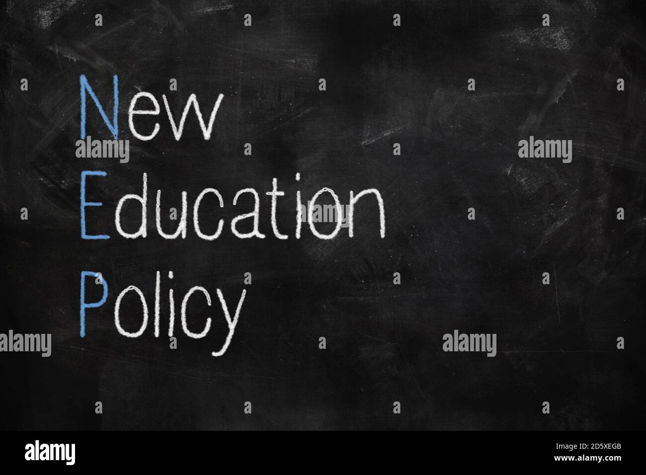 Nueva política educativa escrita con tiza blanca y roja pizarra en el aula Foto de stock