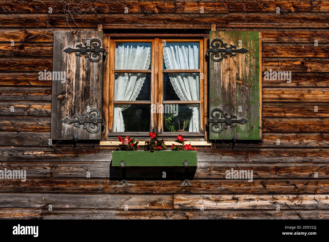 Alemania, Baviera, Schaeftlarn, ventana con maceta de flores de una alquería Foto de stock