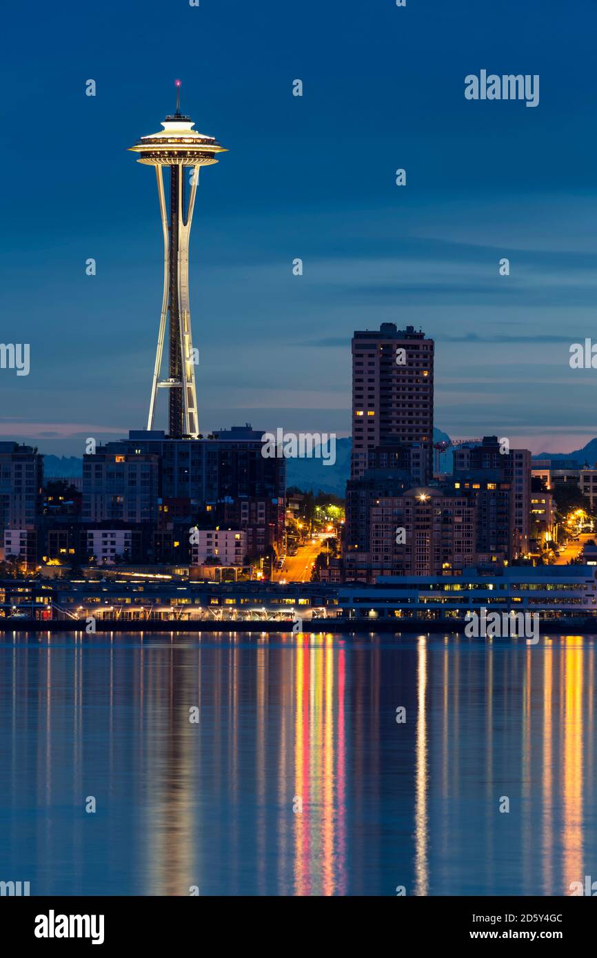 El estado de Washington, EE.UU., el Canal Puget y el horizonte de Seattle con aguja espacial en hora azul Foto de stock
