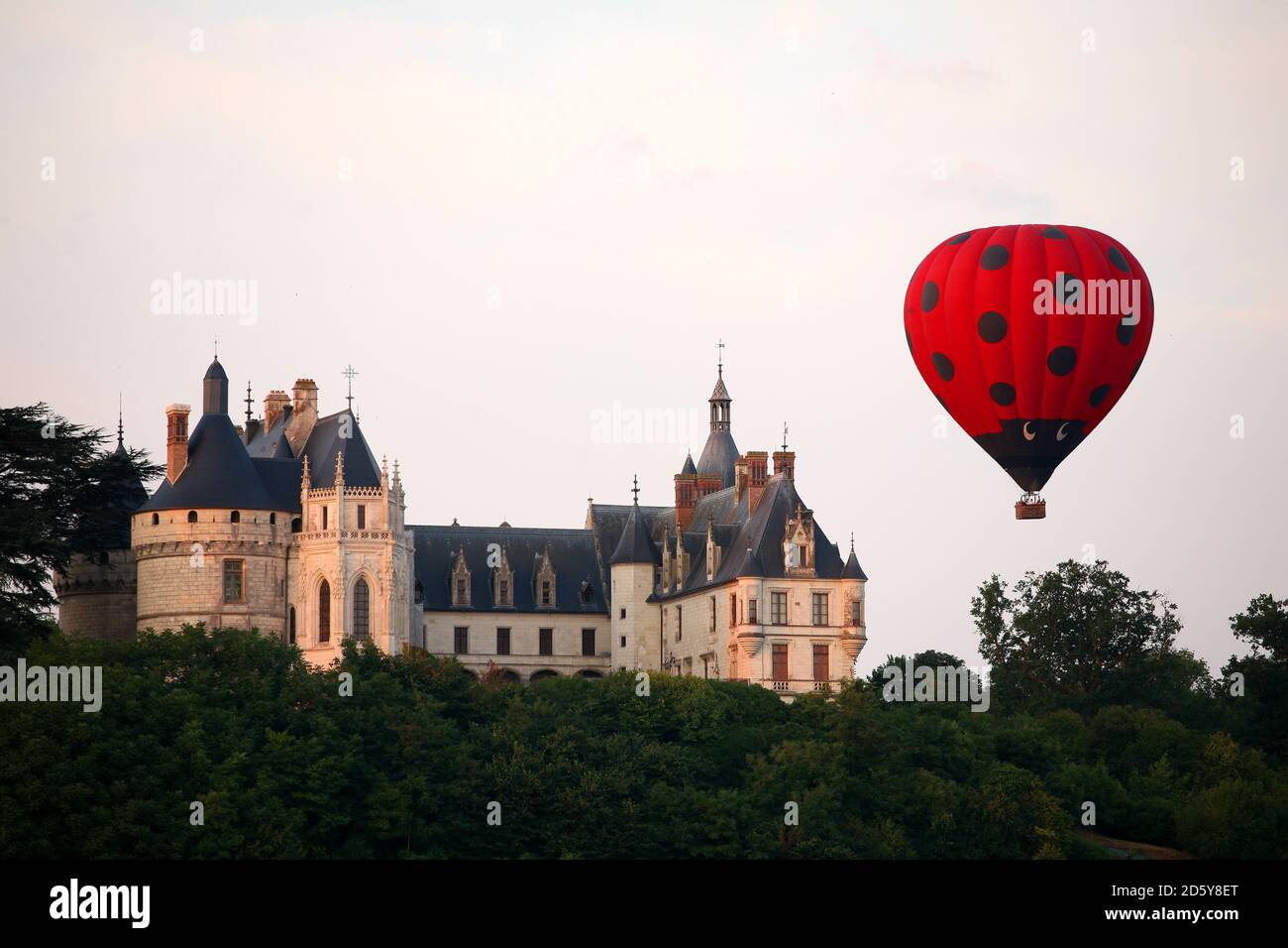 Francia, Chaumont-sur-Loire, vista al castillo de Chaumont y globo de aire en primer plano Foto de stock