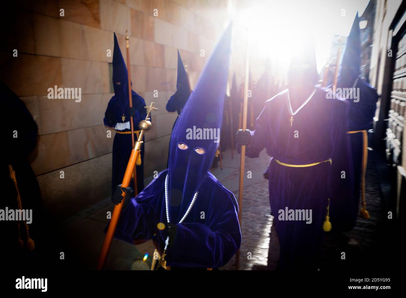 España, Zamora, penitentes de la hermandad Santa Vera Cruz durante su procesión del Jueves Santo Foto de stock
